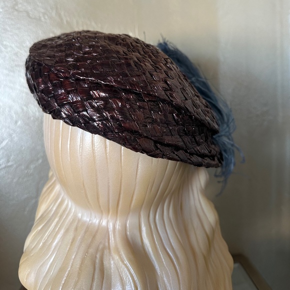 STUNNING 1940S' BROWN STRAW BERET WITH BLUE OSTRICH FEATHERS - Picture 4 of 12